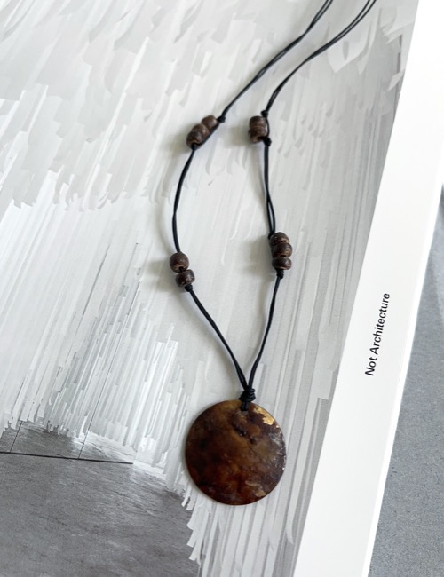 woody round necklace